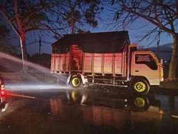 Truk Pengangkut Pakan Ternak Terbakar di Jembrana