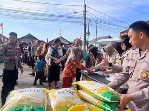 Gerakan Pangan Murah Polda Babel Diserbu Warga, 2 Ton Beras Ludes 1 Jam Gerakan Pangan Murah Polda Babel Diserbu Warga, 2 Ton Beras Ludes 1 Jam