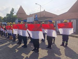 10 Ribu Bendera Merah Putih Dibagikan ke Warga Pesisir di Gresik 10 Ribu Bendera Merah Putih Dibagikan ke Warga Pesisir di Gresik