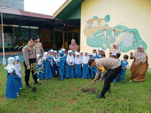 Polisi di Dumai Ajak Anak TK Tanam Pohon, Ajarkan Cinta Lingkungan Sejak Dini