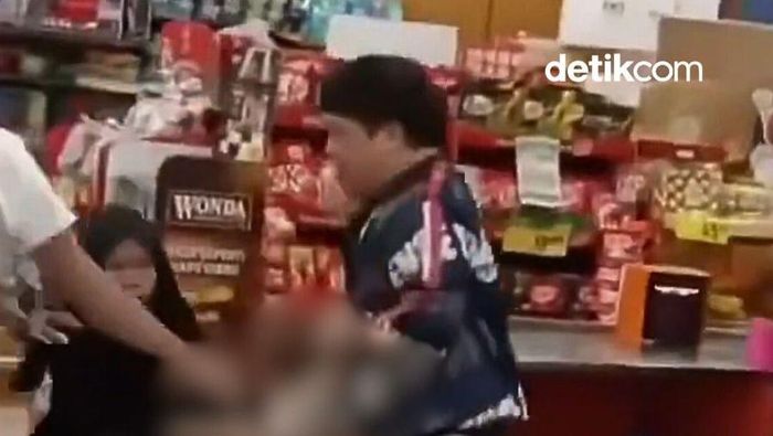 Video: Pria Sandera Bayi 11 Bulan di Supermarket Malaysia