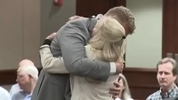 Momen Viral Wanita Peluk Pelaku yang Bunuh Suaminya