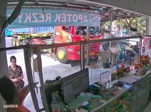 Truk Hino Seruduk Mobil dan 2 Gerobak Saat Sopir Tertidur-Rem Bocor Truk Hino Seruduk Mobil dan 2 Gerobak Saat Sopir Tertidur-Rem Bocor