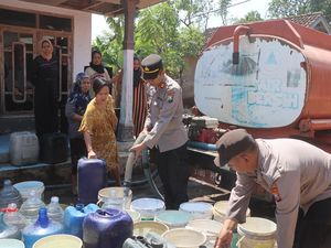 Tangani Kekeringan, Polres Probolinggo bersama BPBD Salurkan Air Bersih Tangani Kekeringan, Polres Probolinggo bersama BPBD Salurkan Air Bersih