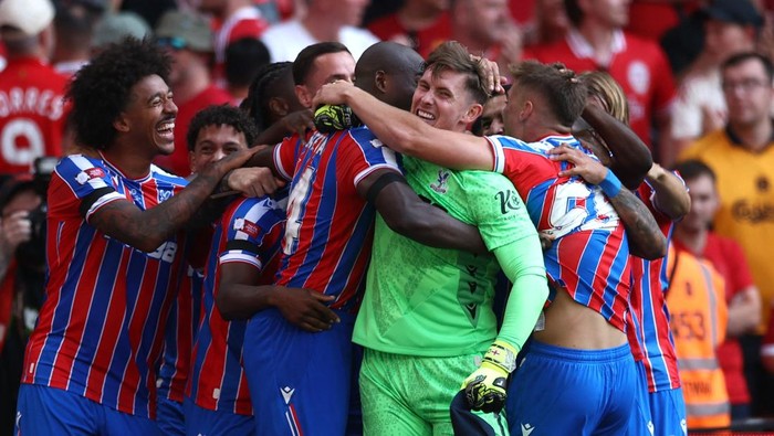 Soccer Football - FA Community Shield - Crystal Palace v Liverpool - Wembley Stadium, London, Britain - August 10, 2025 Crystal Palaces Dean Henderson celebrates with teammates after winning the FA Community Shield REUTERS/Toby Melville
