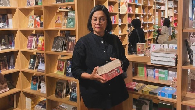 Berita Viral Selebriti dari InsertLive : Sri Mulyani Bangga Keciduk 'Mesra' dengan Suami Saat Upacara 17-an di Istana
