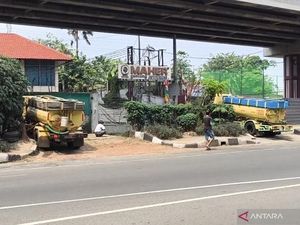 Warga Heran dan Jijik Lihat 3 Truk Buang Tinja ke Selokan di Jaktim Warga Heran dan Jijik Lihat 3 Truk Buang Tinja ke Selokan di Jaktim