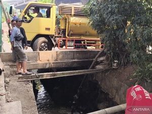 DLH DKI Tangkap Sopir Truk yang Buang Tinja ke Selokan di Jaktim DLH DKI Tangkap Sopir Truk yang Buang Tinja ke Selokan di Jaktim