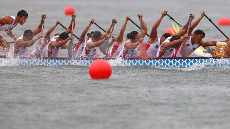 Tim perahu naga Indonesia melaju kencang di nomor open 2.000 meter World Games 2025, Chengdu, China, Minggu (10/8/2025). REUTERS/Lisi Niesner