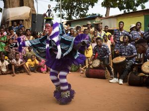 Topeng dan Tarian Satukan Afrika Barat dalam Festival Budaya Spektakuler Topeng dan Tarian Satukan Afrika Barat dalam Festival Budaya Spektakuler