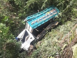Diduga Rem Blong, Truk Muatan Batu Terjun ke Jurang Perbukitan Menoreh