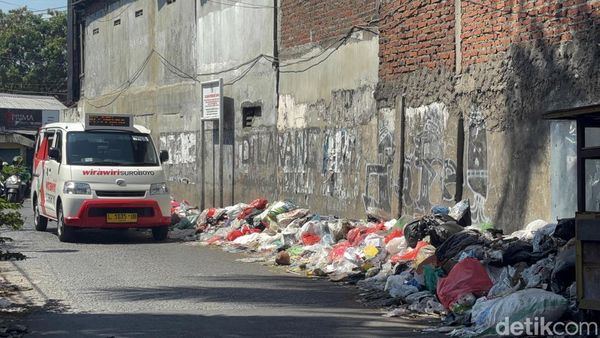 Duh! Sampah  Menumpuk di Jalan Pakis Surabaya