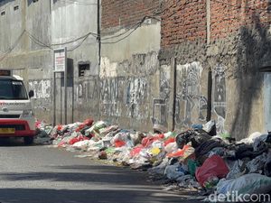 Sampah Terus Menumpuk Meski Diawasi CCTV, Warga Pakis Harap Sanksi Tegas Sampah Terus Menumpuk Meski Diawasi CCTV, Warga Pakis Harap Sanksi Tegas