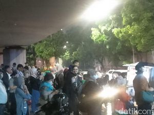 TransJ Koridor 13 Terjebak Macet, Antrean Mengular di Halte Tegal Mampang TransJ Koridor 13 Terjebak Macet, Antrean Mengular di Halte Tegal Mampang