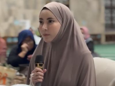7 Transformasi Gaya Ayu Aulia, Tampil Berhijab Saat Masuk Islam Lagi