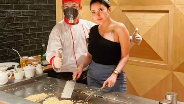 Potret Ayu Aulia Sarapan di Hotel hingga Masak Teppanyaki
