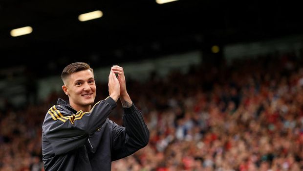 Soccer Football - Friendly - Manchester United v Fiorentina - Old Trafford, Manchester, Britain - August 9, 2025 New Manchester United player Benjamin Sesko applauds fans before the match Action Images via Reuters/Andrew Boyers