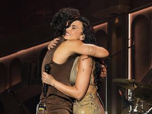 Demi Lovato Padukan Bikini & Jeans Belel Rp 22 Juta di Konser Jonas Brothers Demi Lovato Padukan Bikini & Jeans Belel Rp 22 Juta di Konser Jonas Brothers
