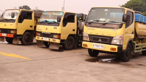 Tiga truk pengangkut tinja yang diamankan DLH DKI Jakarta, Senin (11/8/2025). ANTARA/HO-DLH DKI
