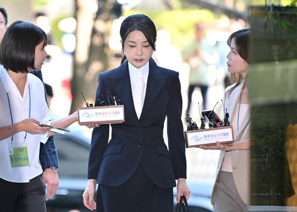Ekspresi Muram Eks Ibu Negara Korsel Hadiri Sidang Penahanan South Koreas former first lady Kim Keon Hee, wife of impeached former president Yoon Suk Yeol, arrives at a court to attend a hearing to review her arrest warrant requested by special prosecutors at the Seoul Central District Court, in Seoul, South Korea August 12, 2025. JUNG YEON-JE/Pool via REUTERS