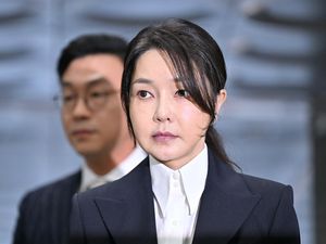 Senasib Sepenanggungan Eks Presiden Korsel dan Ibu Negara di Tahanan Senasib Sepenanggungan Eks Presiden Korsel dan Ibu Negara di Tahanan