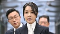 Ekspresi Muram Eks Ibu Negara Korsel Hadiri Sidang Penahanan