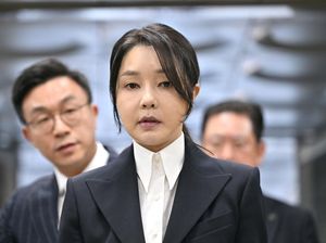 Ekspresi Muram Eks Ibu Negara Korsel Hadiri Sidang Penahanan Ekspresi Muram Eks Ibu Negara Korsel Hadiri Sidang Penahanan