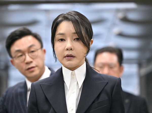 Ekspresi Muram Eks Ibu Negara Korsel Hadiri Sidang Penahanan