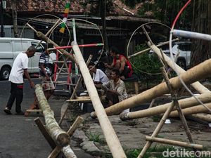 Geliat Pembuatan Batang Pinang Jelang HUT ke-80 RI