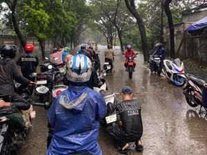 Banjir Rendam Jalan Raya Serang Tangerang, Motor-motor Mogok