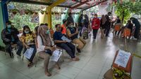 Gratis, Warga Jakarta Antre Skrining TBC di RPTRA Gondangdia