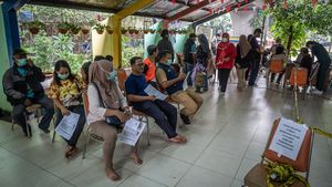 Gratis, Warga Jakarta Antre Skrining TBC di RPTRA Gondangdia