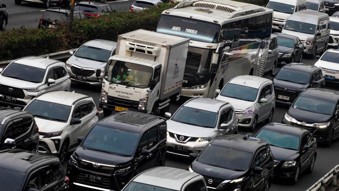 Jakarta: Kemacetan Tol Akibat Kebicaan Volume Kendaraan