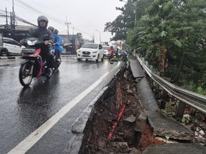 Awas Macet! Jalan di Cisalak Depok Amblas Usai Hujan Deras Awas Macet! Jalan di Cisalak Depok Amblas Usai Hujan Deras