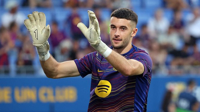 Joan Garcia trains during the match between FC Barcelona and Como 1907, corresponding to the Joan Gamper Trophy, at the Joan Cruyff Stadium in Barcelona, Spain, on August 10, 2025. (Photo by Joan Valls/Urbanandsport/NurPhoto via Getty Images)