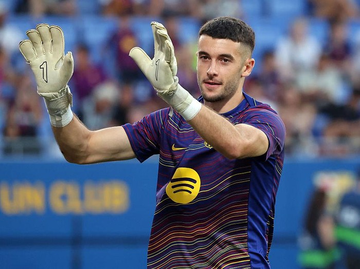 Joan Garcia trains during the match between FC Barcelona and Como 1907, corresponding to the Joan Gamper Trophy, at the Joan Cruyff Stadium in Barcelona, Spain, on August 10, 2025. (Photo by Joan Valls/Urbanandsport/NurPhoto via Getty Images)