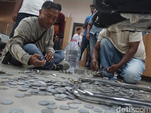 PBB Naik 370%, Pria Ini Protes ke Bapenda Jombang Bawa Segalon Uang Koin