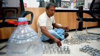 Protes PBB Naik Pria Asal Jombang Bawa Satu Galon Uang Koin ke Bapenda
