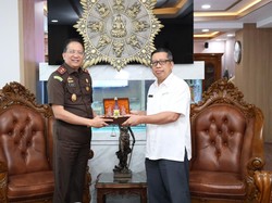 Kejati dan DJP Jatim Bertemu Bahas Rokok Ilegal hingga Pajak