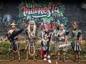 Keren, Pemuda Bandung Bikin Kostum HUT RI dari Limbah Rumah Tangga