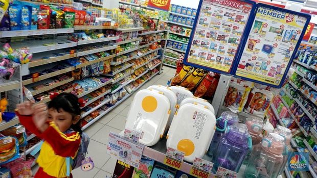 Ketersedian beras premium bungkusan di beberapa peritel modern terpantau tetap kosong. Mayoritas peritel modern nan ditemui CNBC Indonesia belum mengisi lagi rak-rak beras premium kemasan. (CNBC Indonesia/Muhamad Sabki)