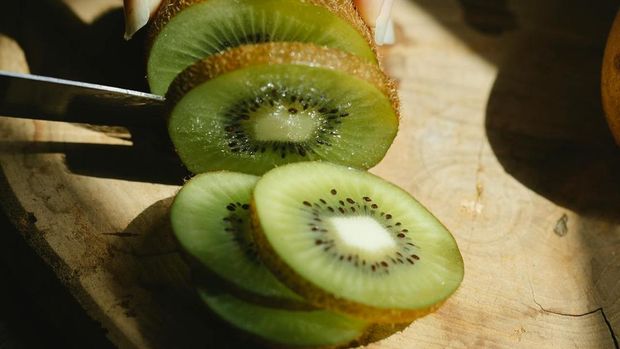 Menurut sebuah studi yang diterbitkan dalam Journal of Investigative Dermatology, konsumsi dua buah kiwi setiap hari dapat meningkatkan kadar vitamin C di kulit dan mendukung produksi kolagen, protein yang membantu menjaga kulit tetap kencang dan elastis.