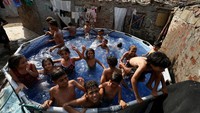 Kolam Portabel Jadi Oase Anak-Anak Kairo di Tengah Gelombang Panas