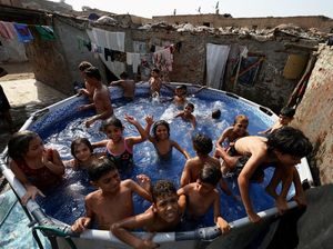 Kolam Portabel Jadi Oase Anak-Anak Kairo di Tengah Gelombang Panas