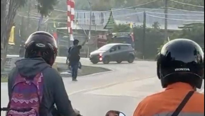 Pria bernama Firman Nurdin mengamuk dengan mandau di Luwu Timur, menyebabkan kemacetan.