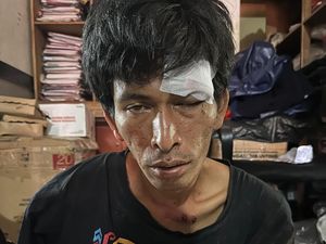 Momen Pria Bawa Mandau di Lutim Babak Belur Diamuk Warga Usai Ngamuk di Jalan Momen Pria Bawa Mandau di Lutim Babak Belur Diamuk Warga Usai Ngamuk di Jalan