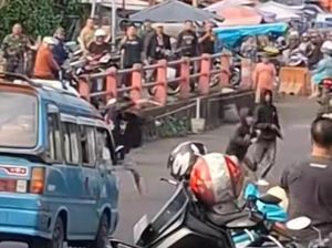 Tawuran 2 Kelompok Warga di Pasar Karombasan Manado, 9 Orang Diamankan Tawuran 2 Kelompok Warga di Pasar Karombasan Manado, 9 Orang Diamankan