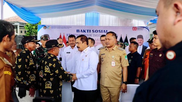 Menteri Imipas Agus Andrianto mengunjungi warga terdampak banjir di Karawang, Jabar, Selasa (12/8/2025).