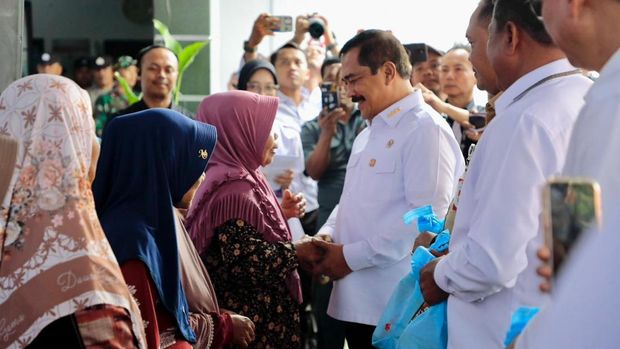 Menteri Imipas Agus Andrianto mengunjungi warga terdampak banjir di Karawang, Jabar, Selasa (12/8/2025).
