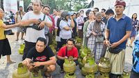Warga Denpasar Antre Operasi Pasar Elpiji 3 Kg